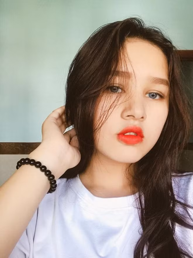 Thùy Trang bất ngờ nổi tiếng khi những bức ảnh của cô được đăng tải trên Fanpage nổi tiếng. Sở hữu gương mặt rất xinh với đôi mắt to tròn, sống mũi cao cùng làn da trắng và nụ cười tươi nữ sinh 10X này khiến ai ngắm cũng phải ngỡ như con lai.