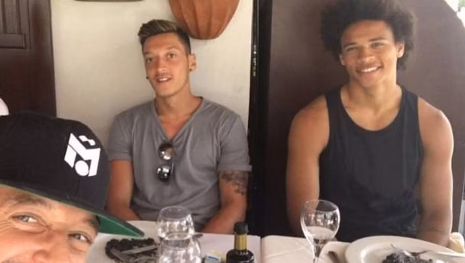 Trên trang cá nhân của mình, tiền vệ ngôi sao của ĐT Đức và Arsenal là Mesut Oezil chia sẻ bức ảnh bữa ăn cùng với đồng đội trẻ là Leroy Sane tại một khách sạn tại quê nhà.