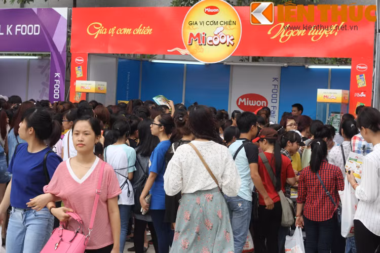 Các bạn trẻ xếp hàng rất đông để thưởng thức món mì Udon nổi tiếng Hàn Quốc.