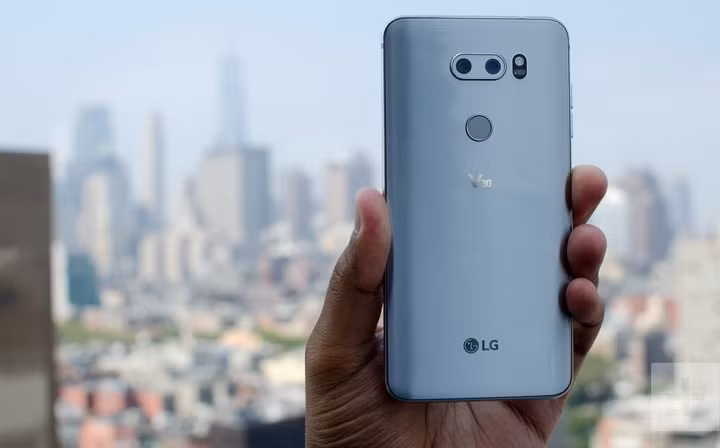 LG V30 được xếp hạng IP68, do đó, nó có khả năng sống sót khi bị rơi xuống bể bơi.