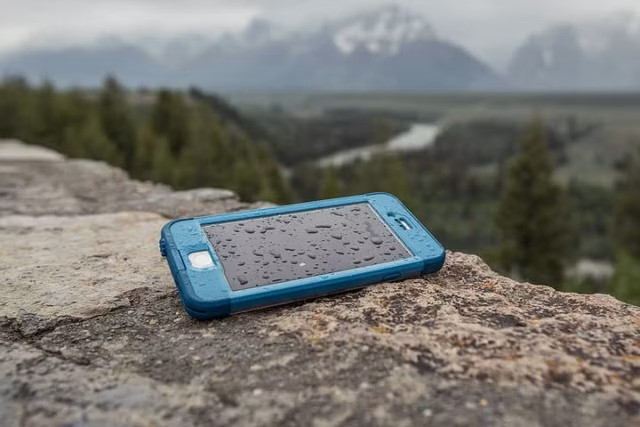 LifeProof Fre là loại vỏ giúp chống nước rất tốt cho điện thoại. Nó rẻ hơn rất nhiều so với một chiếc điện thoại nên đây sẽ là lựa chọn tốt cho việc bảo vệ điện thoại nhưng hợp túi tiền./.