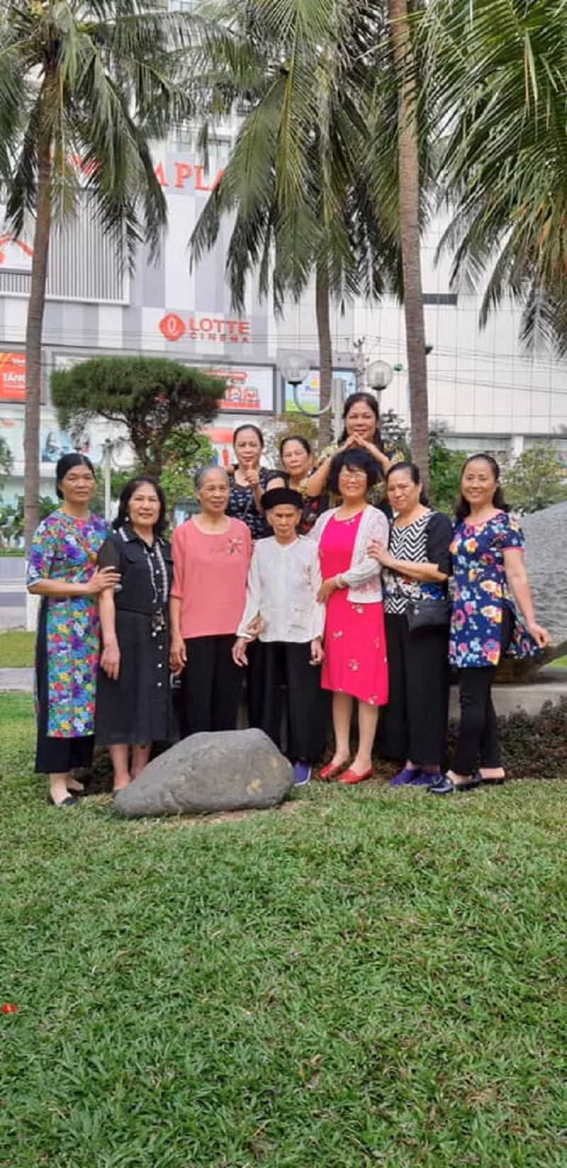 Trong suốt chuyến đi, các cháu ở nhà cũng thường xuyên gọi điện hỏi thăm. Cả ông và bà đều rất phấn khởi. Được biết, cụ ông cũng rất thích đi du lịch. Mỗi dịp con cháu đi chơi đều mời ông bà đi chung. Lần đi du lịch gần nhất của hai ông bà là chuyến đi Hòa Bình.