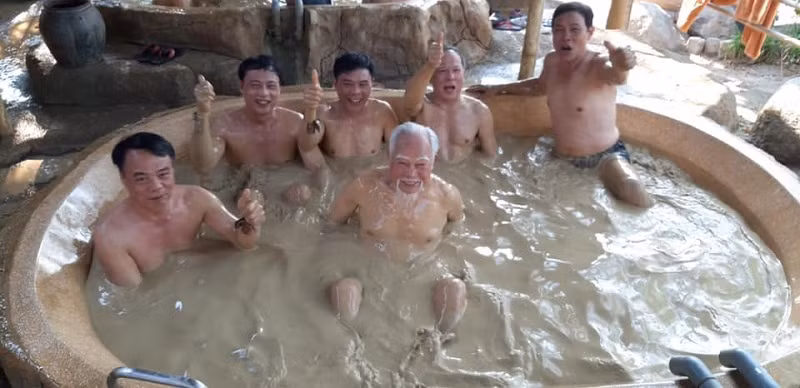 Lựa chọn đi Nha Trang, Đà Lạt phần vì muốn đi thăm họ hàng ở đó, phần vì ông cũng muốn gia đình được gắn kết hơn với nhau.