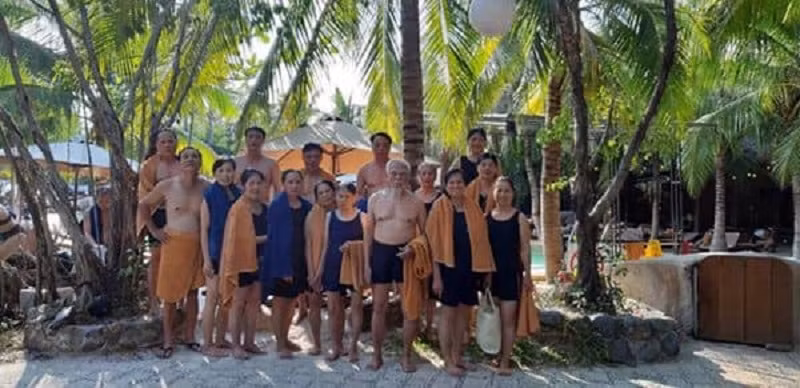 Chuyến đi lần này có tổng cộng 14 người, gồm cụ ông, cụ bà, 12 người con cả trai gái, dâu rể và 1 người cháu.
