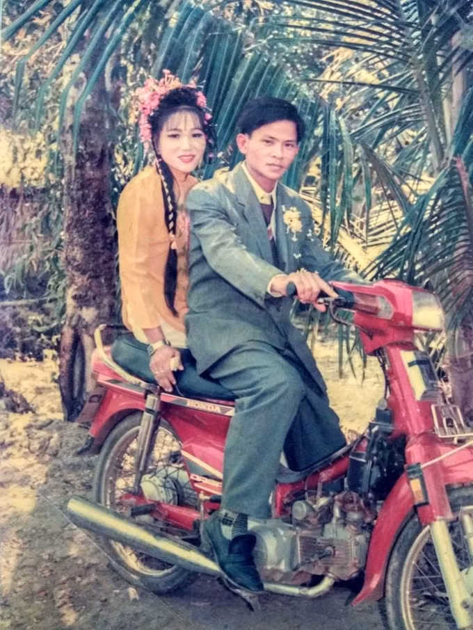 Trong hình là cô dâu vô cùng xinh đẹp, có thể nói vào thời điểm ngày đó, cô dâu này còn "sắc nước hương trời" hơn cả những hoa hậu, hot girl ngày nay. Bức ảnh đã nhanh chóng nhận được hơn 260.000 lượt thích, cùng hàng ngàn lượt chia sẻ và bình luận.
