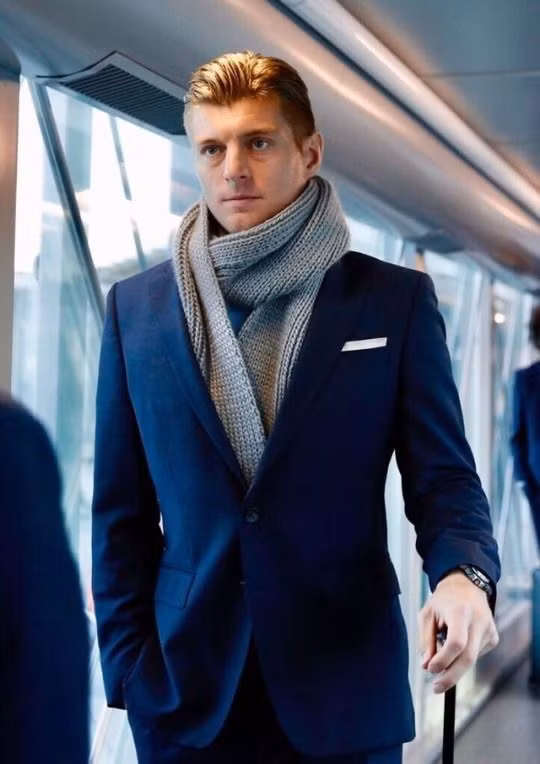 Người ta thường chú ý đến Toni Kroos về màn trình diễn trên sân nhiều hơn là ngoại hình, song anh vẫn luôn có mặt trong danh sách những cầu thủ đẹp trai nhất thế giới. Đến với World Cup tại Nga lần này, ông bố của hai đứa con vẫn tỏa sáng bởi ngoại hình cực thư sinh trong bộ Suit lịch lãm.
