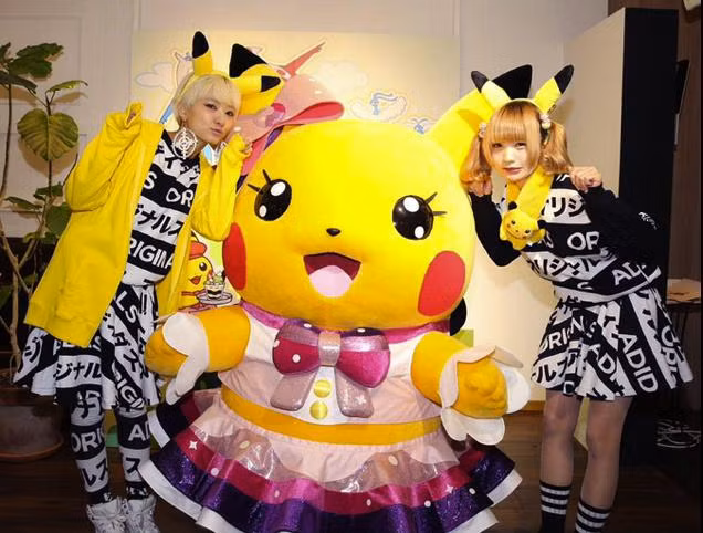 Nhân vật Pikachu khổng lồ là tâm điểm của mọi sự chú ý với du khách khi đến quán cafe độc lạ mang phong cách nhân vật hoạt hình này.