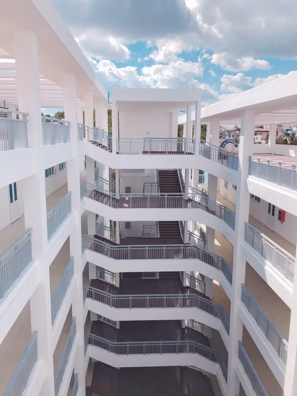 Khuôn viên Viện Đại học Đà Lạt tọa lạc trên một ngọn đồi rộng khoảng 38 ha với 40 tòa nhà mang kiến trúc hiện đại nằm rải rác dọc theo những con đường nhỏ quanh co uốn khúc trong rừng thông.