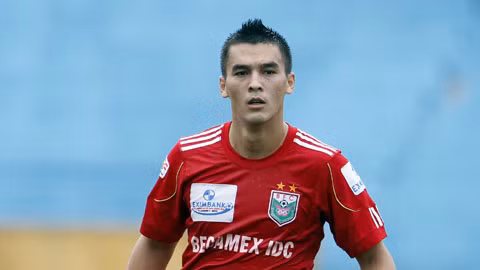 CLB TP.HCM chiêu mộ thành công sao Việt kiều: Theo người đại diện của CLB TP HCM nói, Tân binh Toyota V.League 2017 đã chiêu mộ thành công cầu thủ Việt kiều, Đặng Văn Robert để chuẩn bị cho lượt về ở mùa giải năm nay. Theo đánh giá của giới chuyên môn, bản hợp đồng chuyển nhượng bóng đá mới nhất này giúp CLB TPHCM tăng cường chất lượng hàng phòng ngự ở giai đoạn khó khăn cuối mùa giải. Có thể hình lý tưởng, Đặng Văn Robert là cầu thủ đa năng khi có thể thi đấu ở nhiều vị trí như tiền đạo, trung vệ, hậu vệ cánh. Ảnh: Zing