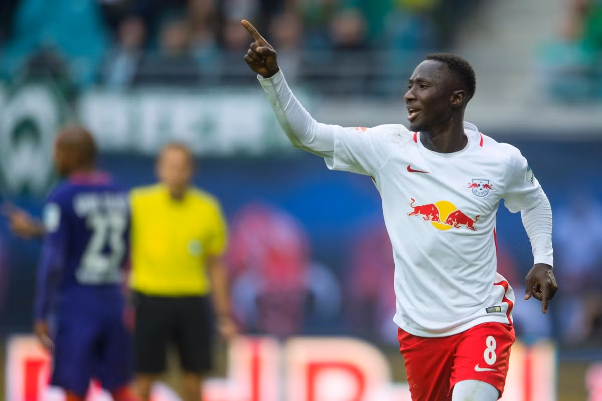 Liverpool tính gia cố hàng tiền vệ bằng sao Bundesliga: Sau khoảng thời gian đầu thăng hoa, mọi thứ bây giờ đang dần tuột khỏi tay Liverpool. Họ thiếu một tiền vệ có thể đánh chặn từ xa, một người có khả năng chống phản công. Theo những thông tin mới đây từ Goal Liverpool đang tính giải quyết vấn đề trên bằng việc chiêu mộ tiền vệ trẻ của RB Leipzig Naby Keita. Cơ hội để Liverpool có được Keita khá khó khăn bởi số lượng các câu lạc bộ quan tâm anh là rất nhiều. Arsenal, Dortmund và Bayern Munich đều thể hiện mong muốn có Keita. Trong khi đó CLB chủ quản của anh là RB Leipzig đã bắt đầu đàm phán để gia hạn hợp đồng và biến anh thành người hưởng lương cao nhất của CLB.