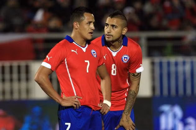 Vidal tiết lộ về tương lai Sanchez: Trả lời phỏng vấn sau chiến thắng 5-1 trước pháo thủ, tiền vệ Arturo Vidal khẳng định khả năng Alexis Sanchez rời Arsenal ở Hè 2016 là hoàn toàn có thể xảy ra: "Cách đây không lâu, Sanchez vẫn nói với tôi rằng cậu ấy muốn ở lại Arsenal. Nhưng trên sân Emirates tôi đã nói chuyện với cậu ấy và Sanchez không còn nói như vậy nữa. Cậu ấy nói rằng chỉ quyết định tương lai của mình vào cuối mùa giải. Việc cậu ấy ở lại hay ra đi và cập bến đội bóng nào thì tôi hoàn toàn không biết. Tôi nghĩ mình cũng không nên tìm hiểu quá sâu chuyện tương lai của người khác". Ảnh: Daily Mail.