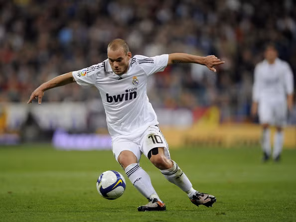 Sneijder đến cùng lúc với Robben và cũng sớm phải ra đi năm 2009 để nhường chỗ cho tân binh đắt giá Ricardo Kaka trong màu áo của Real Madrid.