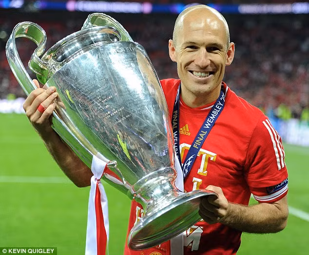 Không thích nghi được với môi trường mới, Arjen Robben liên tục bị đầy ải trên băng ghế dự bị. Điều này khiến anh cảm thấy vô cùng bực tức, sau 2 mùa giải ngắn ngủi làm người thừa tại Real Madrid, Robben chuyển qua khoác áo Bayern Munich và giành được vô số danh hiệu lớn nhỏ trong sự nghiệp.