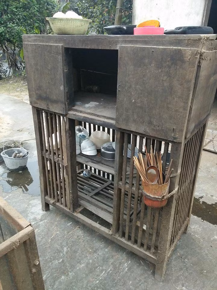 Có lần để cửa chạn hé mở, có con chuột nhắt mò vào thế là mấy đứa trẻ sập cửa chạn hò nhau bắt… Cái chạn chứa đựng cả một thời khốn khó, hiếm có nhà nào có sơn hào hải vị chứa trong cái vật đơn sơ ấy.