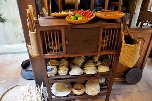 Cái chạn đã gắn bó với người Việt Nam qua rất nhiều năm khốn khó, lũ trẻ con đi học, đi chơi về đến nhà là lục Chạn xem có gì ăn không, có khi chỉ là củ khoai, củ sắn hấp cơm còn để lại trong cái bát miệng loe cũng đủ ấm lòng.