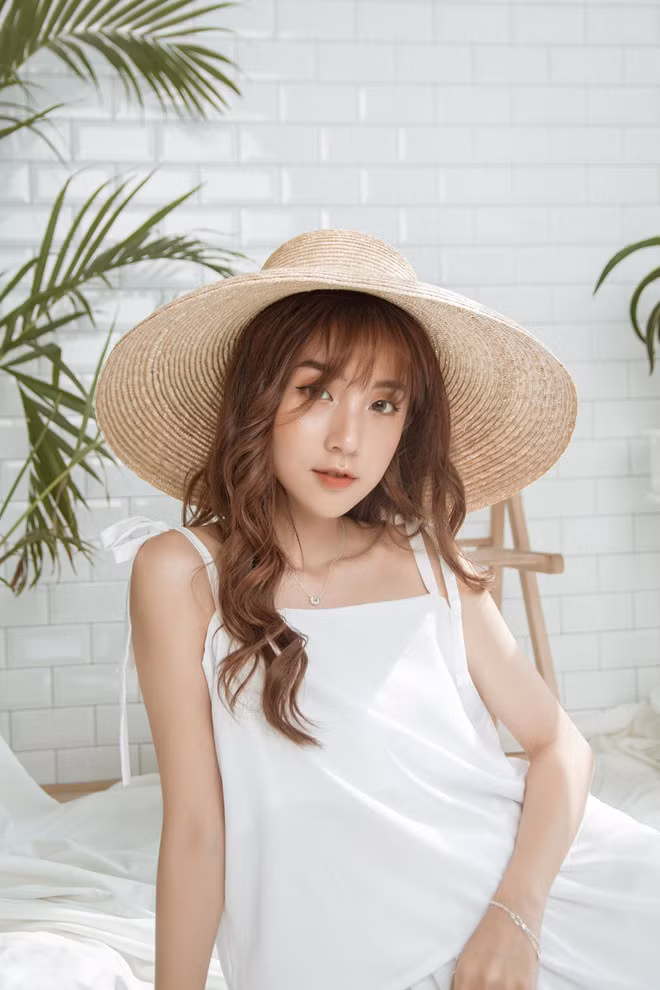 Cô sở hữu vẻ ngoài xinh xắn, gương mặt có phần bầu bĩnh cùng đôi mắt to tròn. 9X cho biết cô thường bị người khác nhầm là con gái Hàn Quốc.