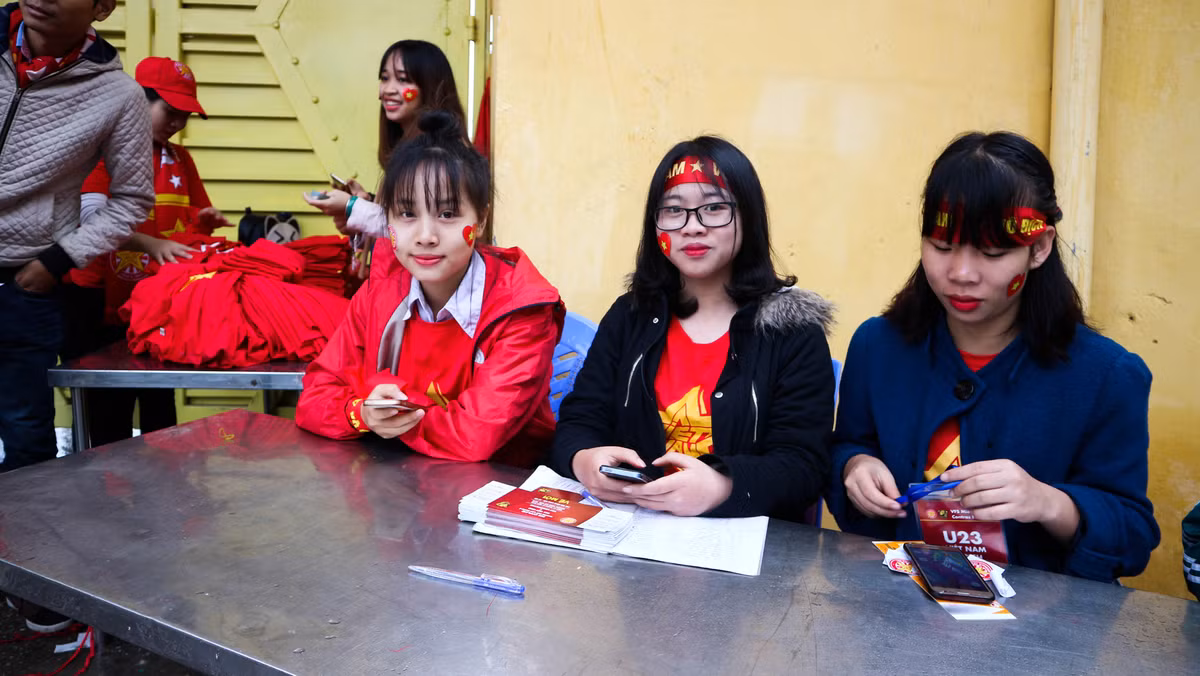 Tại các cổng soát vé BĐH VFS chuẩn bị những tấm vé cho các CĐV vào sân. Theo chia sẻ của anh Phan Đình Long - chủ tịch Hội CĐV Việt Nam tại Hà Nội cho biết: "Hơn 10.000 vé đã được chuẩn bị sẵn để phục vụ các CĐV. Kèm theo mỗi tấm vé này NHM sẽ được tặng thêm một phần đồ uống".