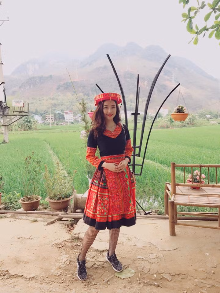 "Cho đến năm lớp 11 khi mà em sắp phải lựa chọn cho mình một trường đại học , một công việc tương lai thì lúc đó em mới quyết định theo con đường nghệ thuật làm diễn viên có đào tạo. Dù chưa tham gia chính thức vào một bộ phim nào nhưng em muốn mình có thời gian được học tập đầy đủ có kinh nghiệm rồi mới ra nghề ạ". Cô bạn hot girl xinh đẹp 9X chia sẻ với PV Kiến Thức.
