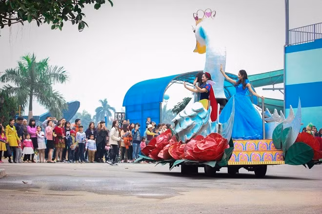 Điểm nhấn của đoàn diễu hành là những chiếc xe được trang hoàng lộng lẫy như ở xứ sở thần tiên.