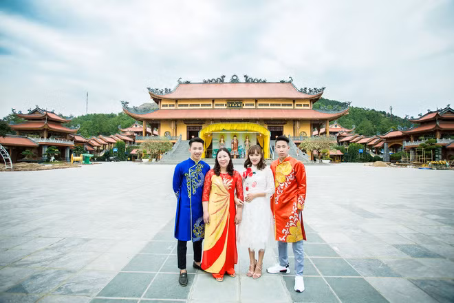 Theo Trinh, hai cậu em không những chiều chị trong lúc chụp ảnh mà còn trong cuộc sống. Từ nhỏ, cô bạn 9X này chưa bao giờ phải chịu thiệt thòi trong bất cứ chuyện gì, lúc nào cô cũng được xem như cô công chúa nhỏ trong nhà. Ảnh trong bài: FBNV.