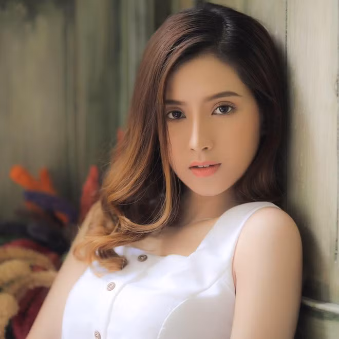 Ngoài đời, Thiên An có gu thời trang trẻ trung, năng động. Nữ sinh 21 tuổi không chỉ sở hữu chiều cao nổi bật mà còn ghi điểm bởi gương mặt sắc sảo, nụ cười duyên.