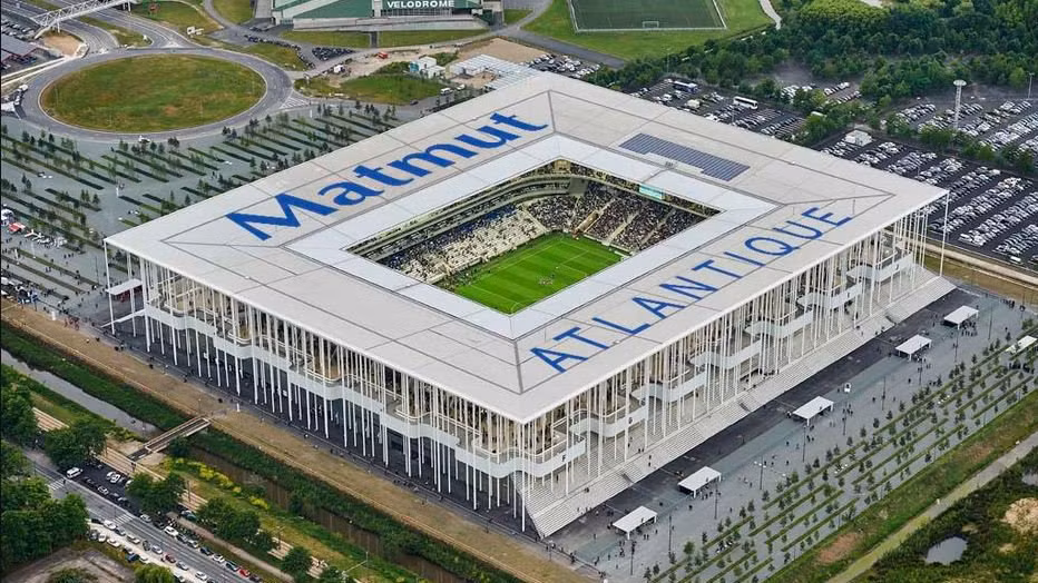 Mở đầu cho Album 10 SVĐ tổ chức Euro 2016 đó là SVĐ Nouveau Stade de Bordeaux. Sân đấu này được đưa vào sử dụng lần đầu ngày 18/5/2015 với sức chứa lên tới 42.115 người. Tại Euro 2016, sân nhà của CLB Bordeaux sẽ là nơi tổ chức 4 trận vòng bảng và một trận tứ kết.
