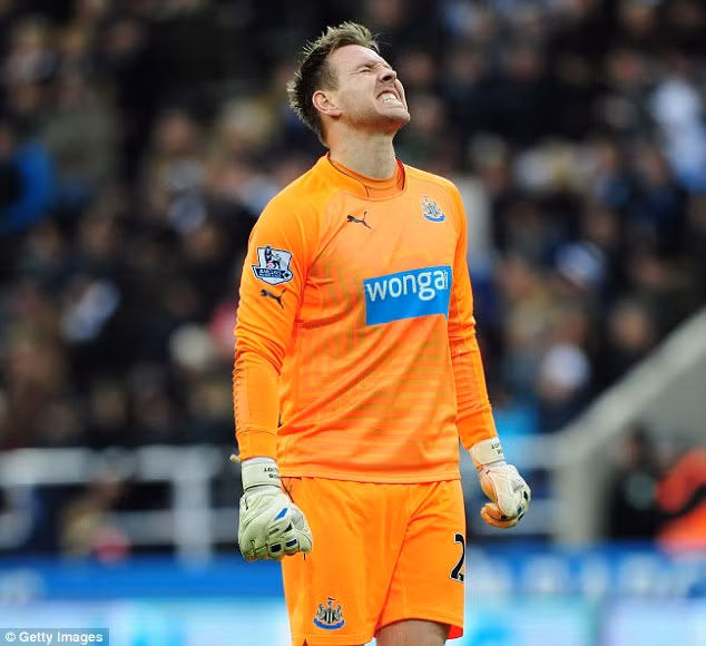 Đứng trong khung thành của đội hình tệ nhất vòng 14 Premier League 2015/2016 là thủ thành Rob Elliot của CLB Newcastle. Trong trận gặp Crystal Palace chính sai lầm của mình mà thủ môn Elliot phải vào lưới nhặt bóng tới 5 lần. ừ đầu mùa, Rob Elliot để thủng lưới trung bình 2,17 bàn mỗi trận.