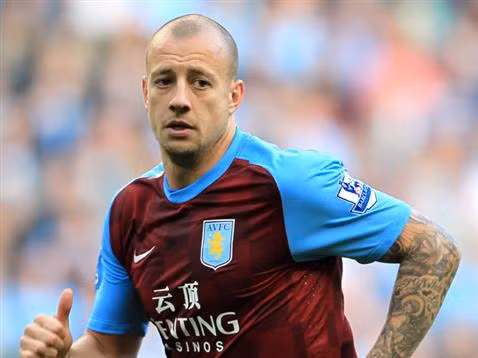 Hậu vệ Alan Hutton mắc sai lầm nghiêm trọng khi đá phản lưới nhà trong trận đấu mà CLB Aston Villa đón tiếp đội khách Watford trên nhà Villa Park. Chính pha đá phản lưới nhà của Alan Hutton khiến Aston Villa thua chung cuộc với tỷ số 2-3.