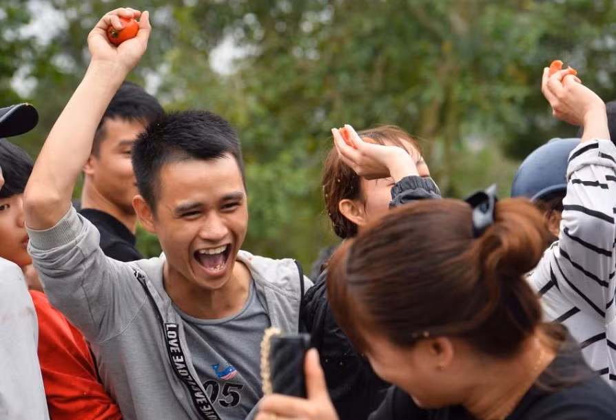 Thậm chí nhiều người còn cho biết, vài năm trước lễ hội này còn xuất hiện việc ném đá gây ra chấn thương cho người chơi hội. Những hình ảnh xấu trên đã làm mất đi ý nghĩa, vẻ đẹp tinh hoa của lễ hội chợ Chuộng.