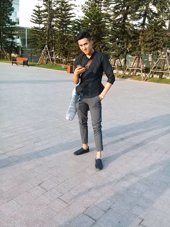 Anh chàng điển trai xuất hiện trong bức ảnh bán cá ngoài chợ đó là Trần Hữu Thái hiện là sinh viên Trường Cao đẳng Y tế Hà Nội và đến từ Lý Nhân - Hà Nam.