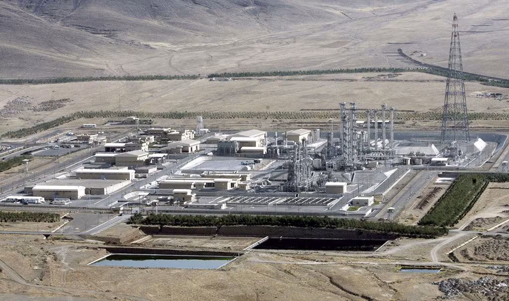 Lò phản ứng hạt nhân nước nặng Arak của Iran đã bị lấp phần lõi, khiến việc sản xuất plutonium cấp vũ khí gần như là điều không thể. Ảnh: AP.