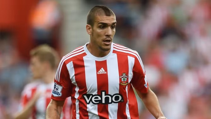 Barca muốn có sao Southampton: Theo thông tin từ báo giới Tây Ban Nha, Barca đang nỗ lực chiêu mộ tiền vệ Southampton, Oriol Romeu. Romeu từng là tài năng trẻ đầy triển vọng trưởng thành từ lò đào tạo La Masia và từng có thời gian chơi cho Chelsea. Hiện tại, tiền vệ này đang nằm trong biên chế Southampton và có được những màn trình diễn ấn tượng. Ảnh: Marca