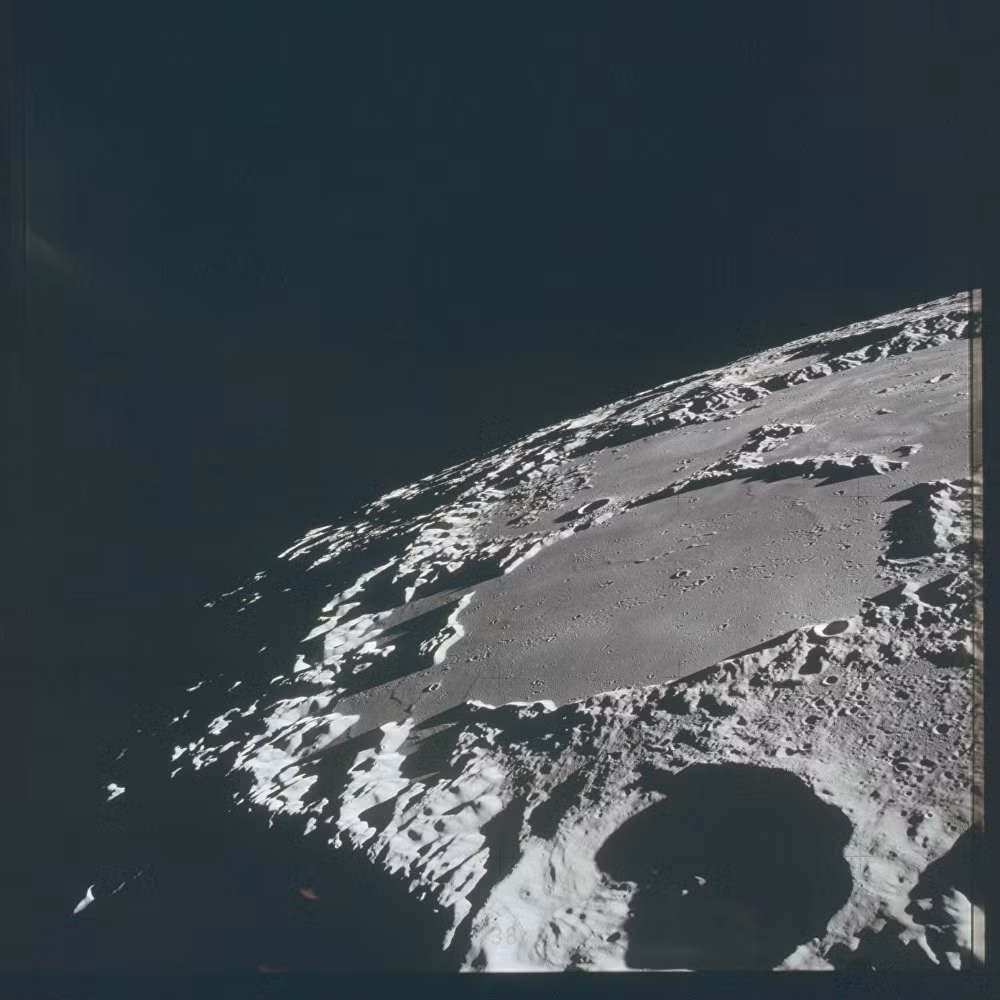 Các phi hành gia Charles Conrad và Alan Bean đã chụp những bức hình có màu đầu tiên về bề mặt Mặt Trăng. Tuy nhiên, chiếc máy ảnh này đã bị phá hủy sau khi Charles Conrad đưa máy chụp phía Mặt Trời. (Nguồn: Sputniknews).
