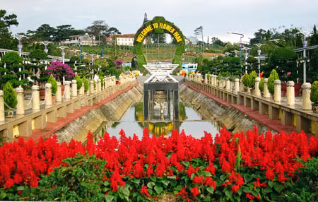 Đà Lạt có rất nhiều thắng cảnh gắn liền với những mối tình son sắt chung thủy như chuyện tình chàng Lang và nàng Biang trong huyền thoại Langbiang.