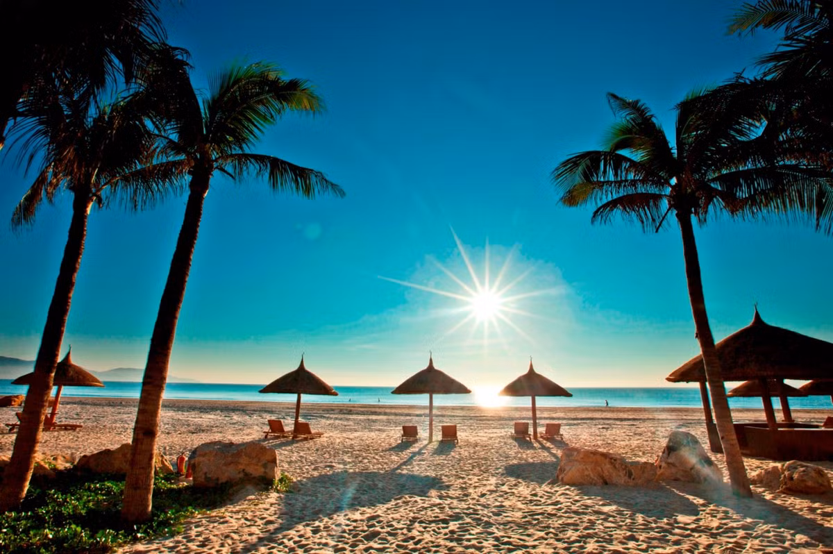 Với những cặp đôi yêu nắng vàng và biển xanh thì Nha Trang là địa điểm du lịch Tết vô cùng hoàn hảo. Du khách sẽ trải qua hành trình thú vị trên cáp treo vượt biển dài nhất thế giới và đùa nghịch với hàng trăm trò chơi trên đảo.
