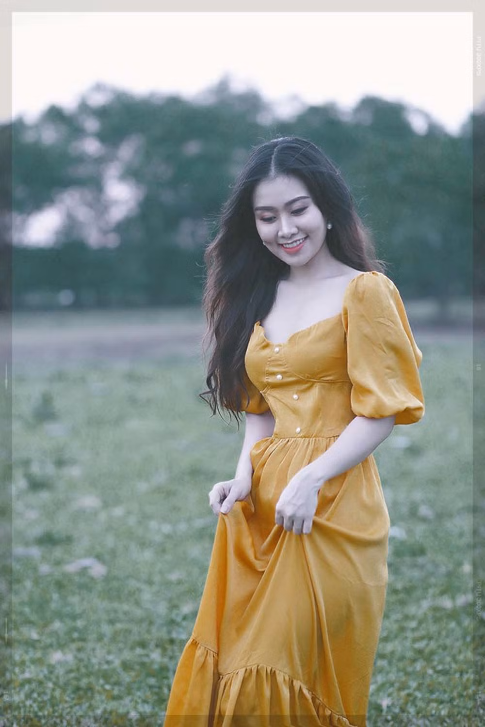 Với nhan sắc thu hút, nữ giám thị tên Hà Phương đang gây sốt trên nhiều diễn đàn mạng.