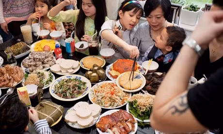 Sau khi cúng ông Táo, các bạn trẻ thường sẽ tham gia bữa cơm với gia đình và các bạn nên tham gia bữa cơm này bởi nó không chỉ mang lại sự đầm ấm và còn mang lại may mắn.