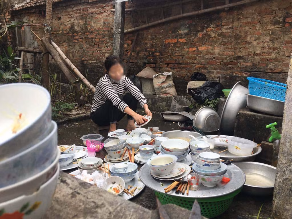 Trước khi Tết âm lịch diễn ra, trên các diễn đàn hội chị em đưa ra những bức ảnh phải đánh vật với chồng bát đĩa cao hơn núi.