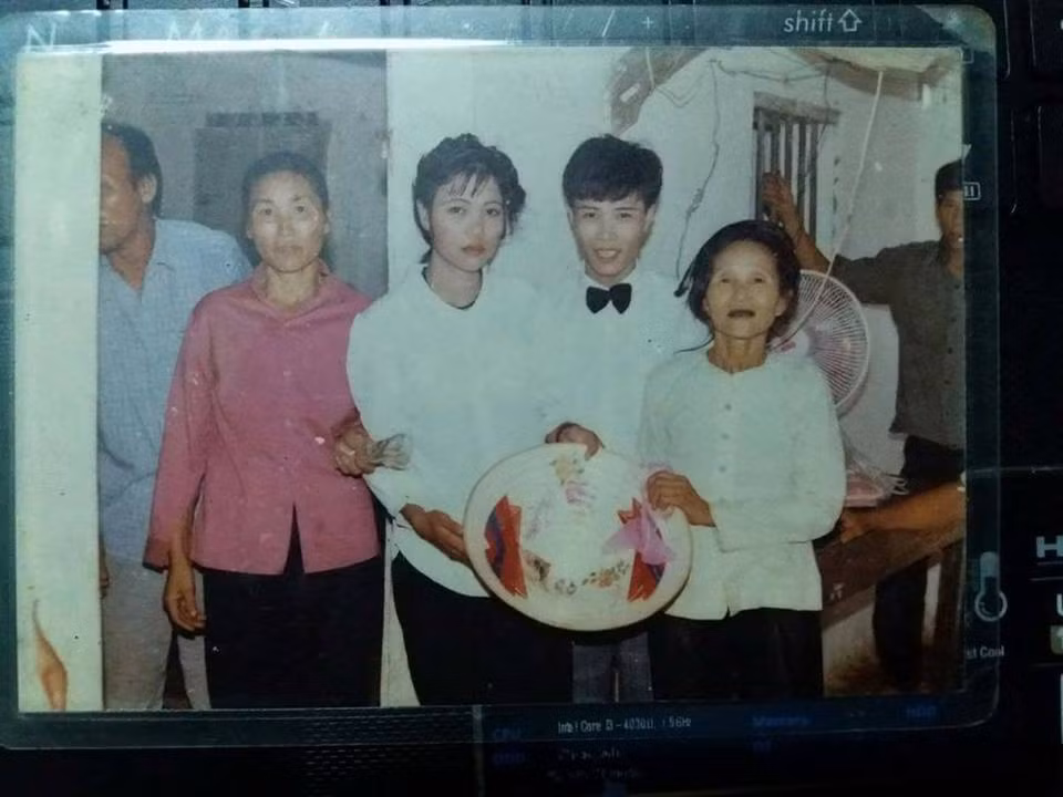 Cũng theo nhiều bạn trẻ thì ngày xưa, không chỉ có cô dâu mới trang điểm mà ngay chú rể cũng đánh chút phấn, bôi chút son cho điển trai và ăn ảnh. Cũng theo nhiều bạn trẻ thì ngày xưa, không chỉ có cô dâu mới trang điểm mà ngay chú rể cũng đánh chút phấn, bôi chút son cho điển trai và ăn ảnh.