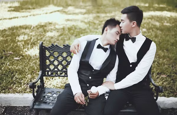 Đôi khi họ cũng ngại ngùng khi bắt gặp những ánh mắt dò xét của người xung quanh. Nhưng ngoài những ánh mắt dò xét kia, cặp đôi này cũng nhận được nhiều lời chúc mừng của người đi đường và khách du lịch nước ngoài.
