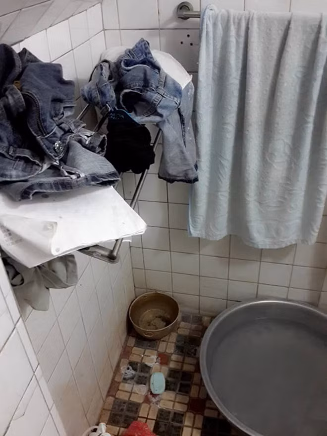 Chậu nước giặt quần áo không còn thơm tho như nào nào mà giờ là mùi thối và cực nhớt.