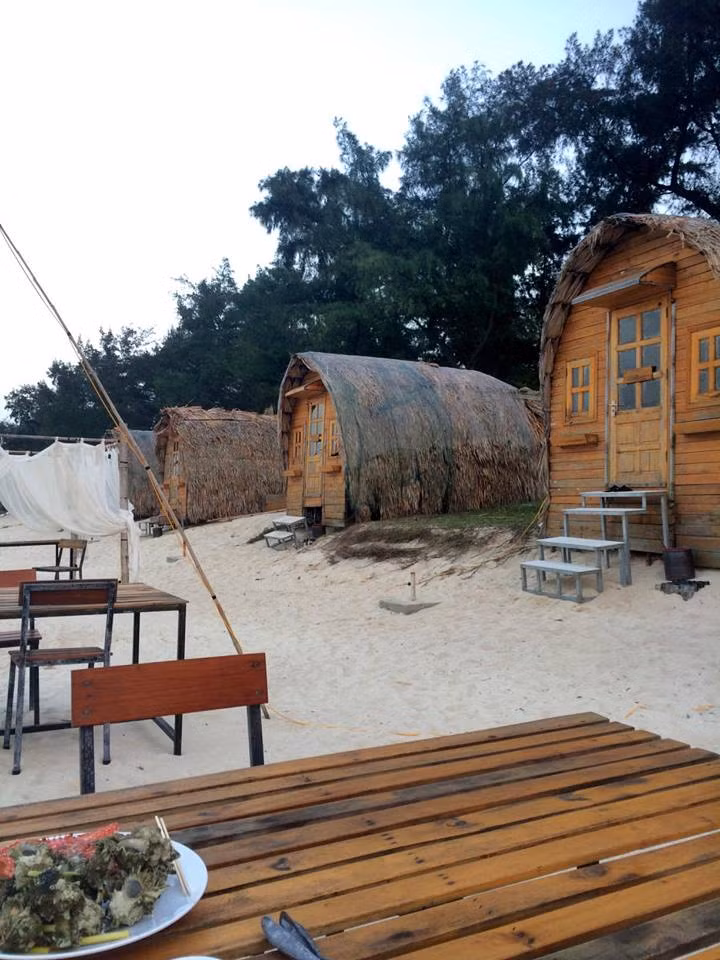 Nằm cách xa khu dân cư đông đúc, với bãi cát trải dài, biển lặng sóng và an toàn. Chính điều này đã đưa nơi đây trở thành điểm đến lý tưởng cho du khách khi đến với đảo Cô Tô.