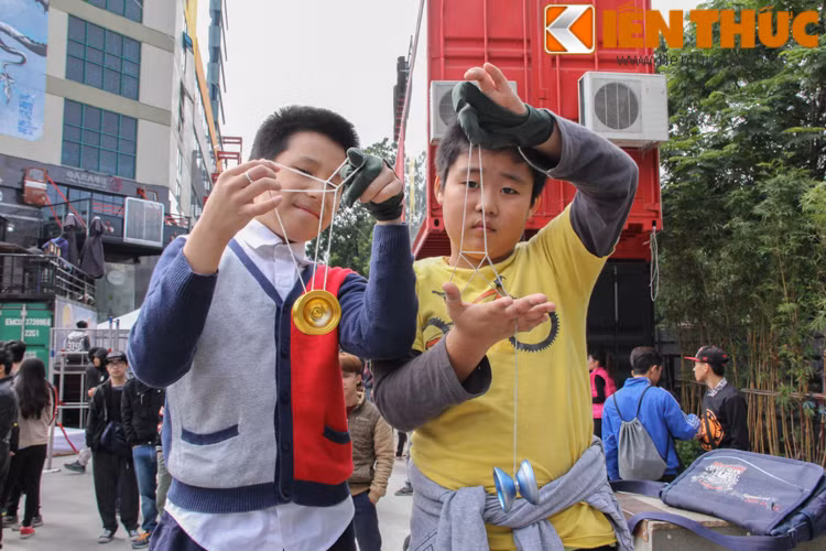Các em bé Việt Nam thể hiện những màn chơi yoyo khiến nhiều người lớn phải vỗ tay tán thưởng.