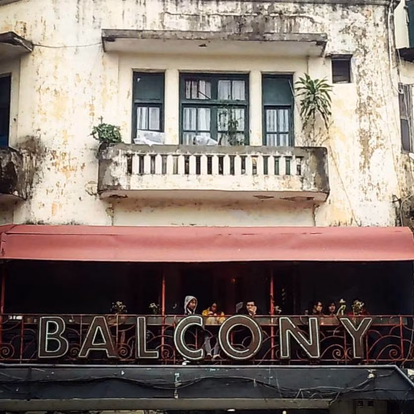 Không đơn thuần là một quán café, Balcony là sự kết hợp của cafe và bar, nên dải menu của quán cũng khá đa dạng, từ những đồ uống đơn giản là cafe nước ép sinh tố đến những món đồ uống đá xay hiện đại và những món đồ uống có cồn hơn như bia, rượu, cocktail.