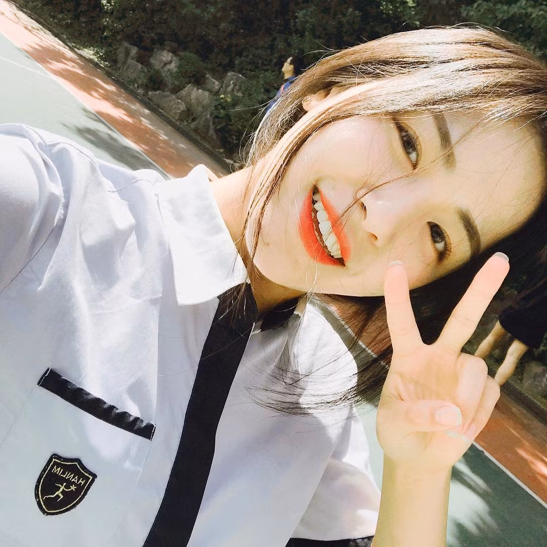 Theo suy nghĩ của nhiều người, khoác lên mình bộ đồng phục thì cô gái nào cũng như nhau. Tuy nhiên, khi ngắm những bức hình của nữ sinh Hàn Quốc này trên Instagram, họ sẽ phải suy nghĩ lại bởi bộ đồng phục học sinh đã tạo ra một nét đẹp đặc biệt, ấn tượng không thể quên. Ảnh trong bài: Instagram nhân vật.