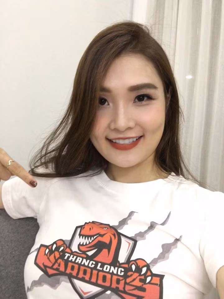 Nhưng niềm đam mê cháy bỏng nhất của chị Tracy Thư Lương vẫn là bóng rổ và đặc biệt là "chú Rồng" (biệt danh của CLB Thanglong Warrios). Ảnh trong bài: FBNV.