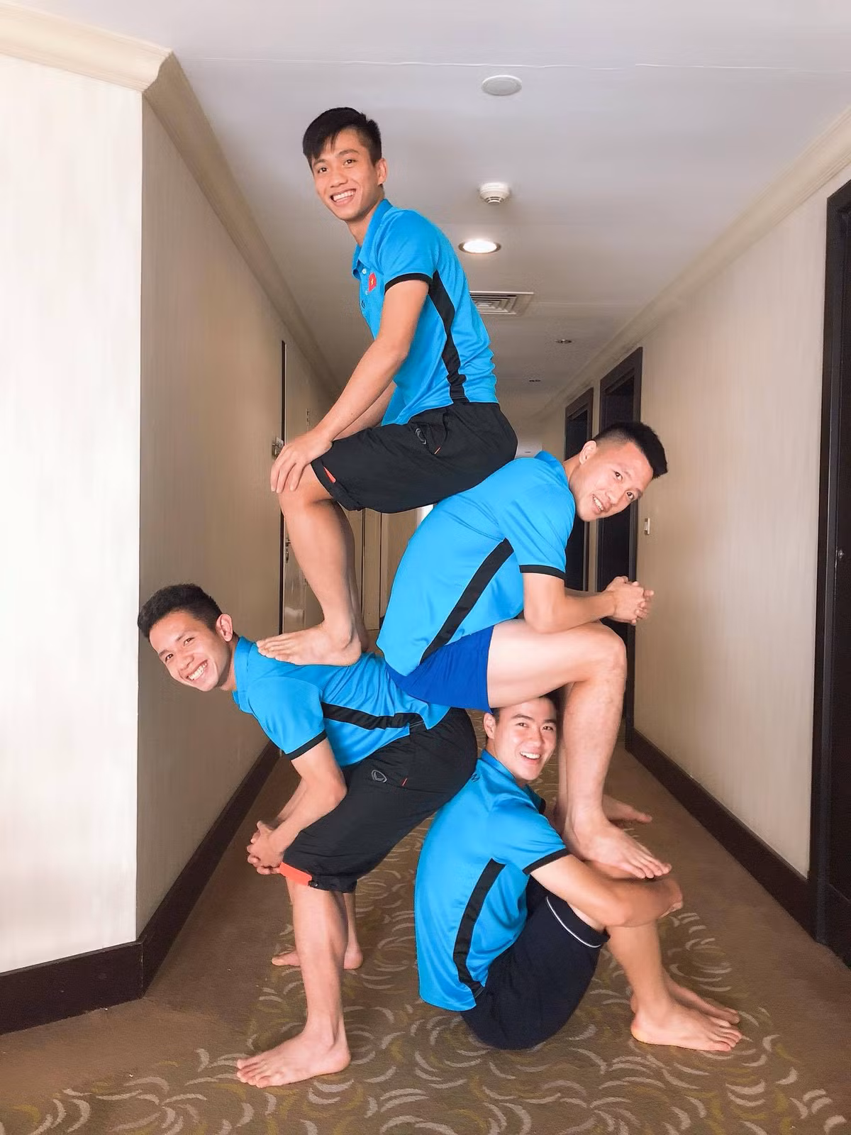 Trước đó không lâu, các học trò của thầy Park đã nhanh chóng học hỏi xu hướng chụp ảnh xếp chồng lên vai nhau đang rất hot. Duy Mạnh, Văn Đức, Huy Hùng và Hồng Duy đã cùng phối hợp để cho ra bức hình cộp mác rất riêng của đội tuyển Việt Nam.