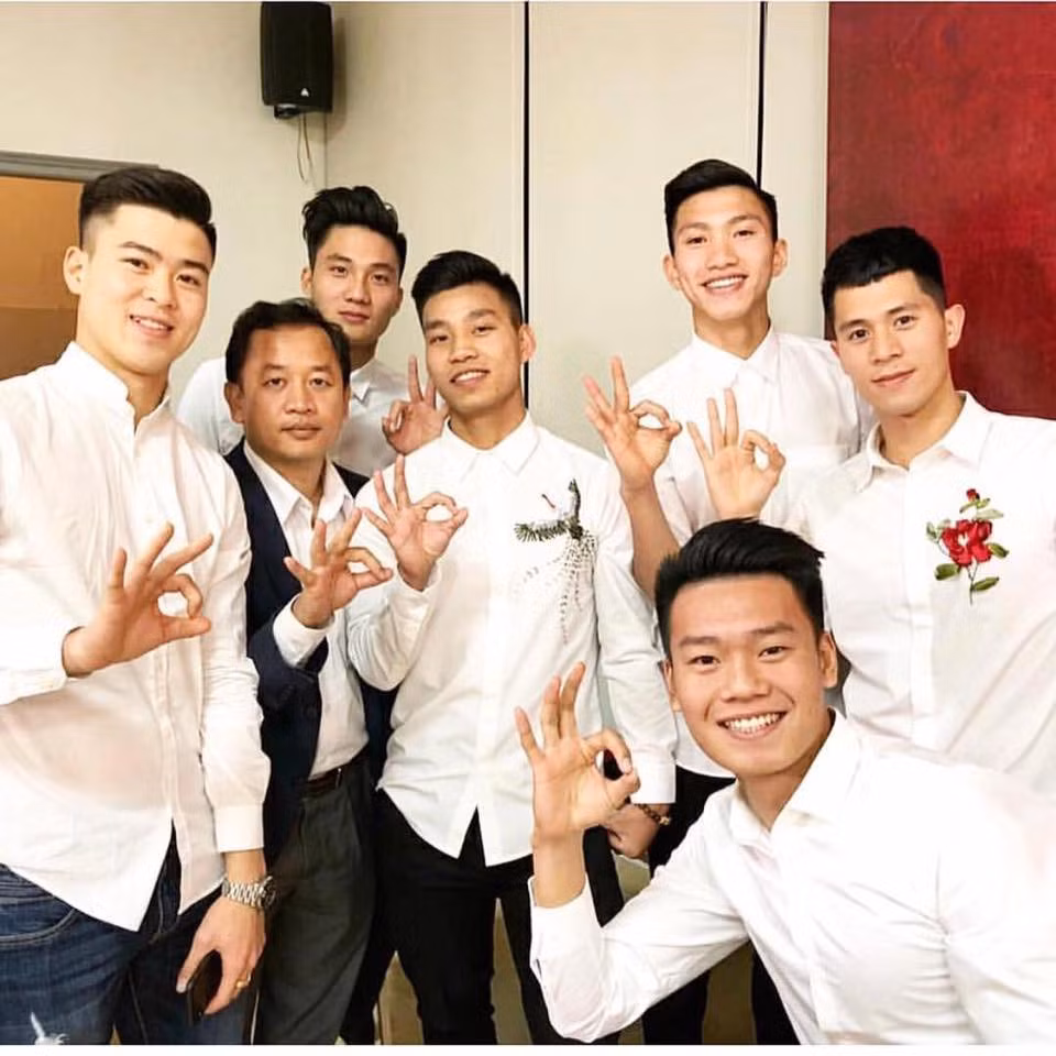 Khoảng hơn 1 năm trước, cư dân mạng đã cực kỳ thích thú trào lưu chụp ảnh biểu tượng Zero9. Thế mà, đội U23 Việt Nam còn đi trước cả giới trẻ vì đã chụp ảnh nhóm kiểu này từ cách đó cả tháng.