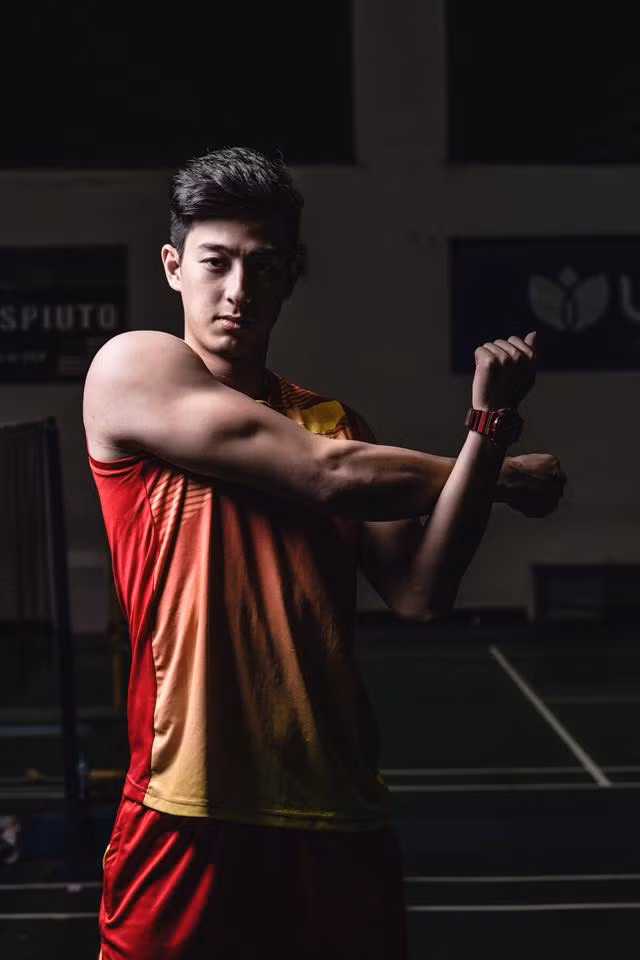 Mới đây trên trang cá nhân của mình, anh chàng được mệnh danh là hot boy của làng cầu lông Việt - Phạm Hồng Nam đã cho đăng tải những bức hình cực mới khoe cơ bắp khiến nhiều fan của anh tỏ ra khá bất ngờ. Bởi trước đây, anh chàng này được biết đến là chàng trai sở hữu gương mặt thư sinh và khá mỏng người.