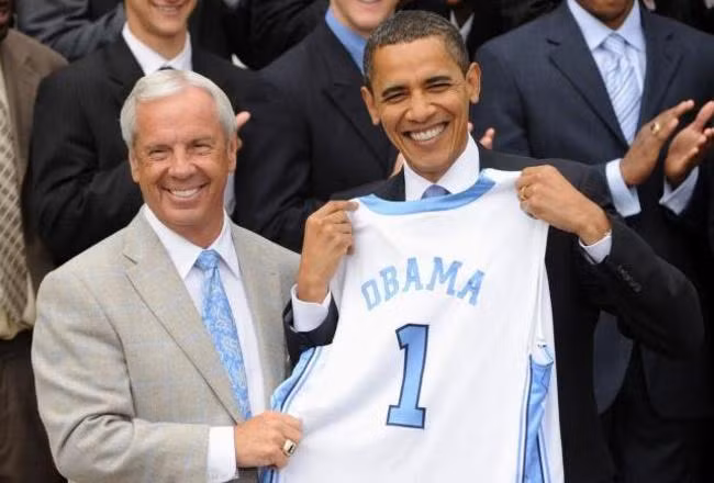 Ngoài việc chăm sóc cho bản thân, nhiều người cũng phát hiện ra rằng, ông Obama rất thích môn bóng rổ.